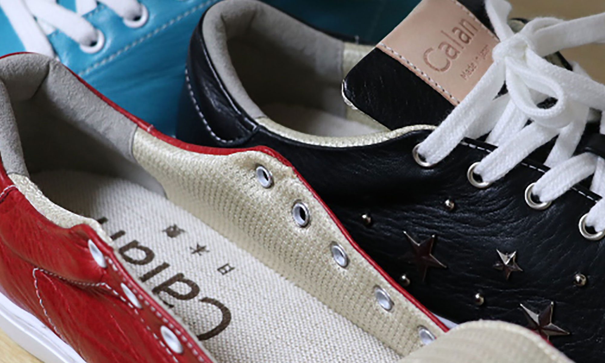 三足並んだ赤、黒、水色のCalanの靴