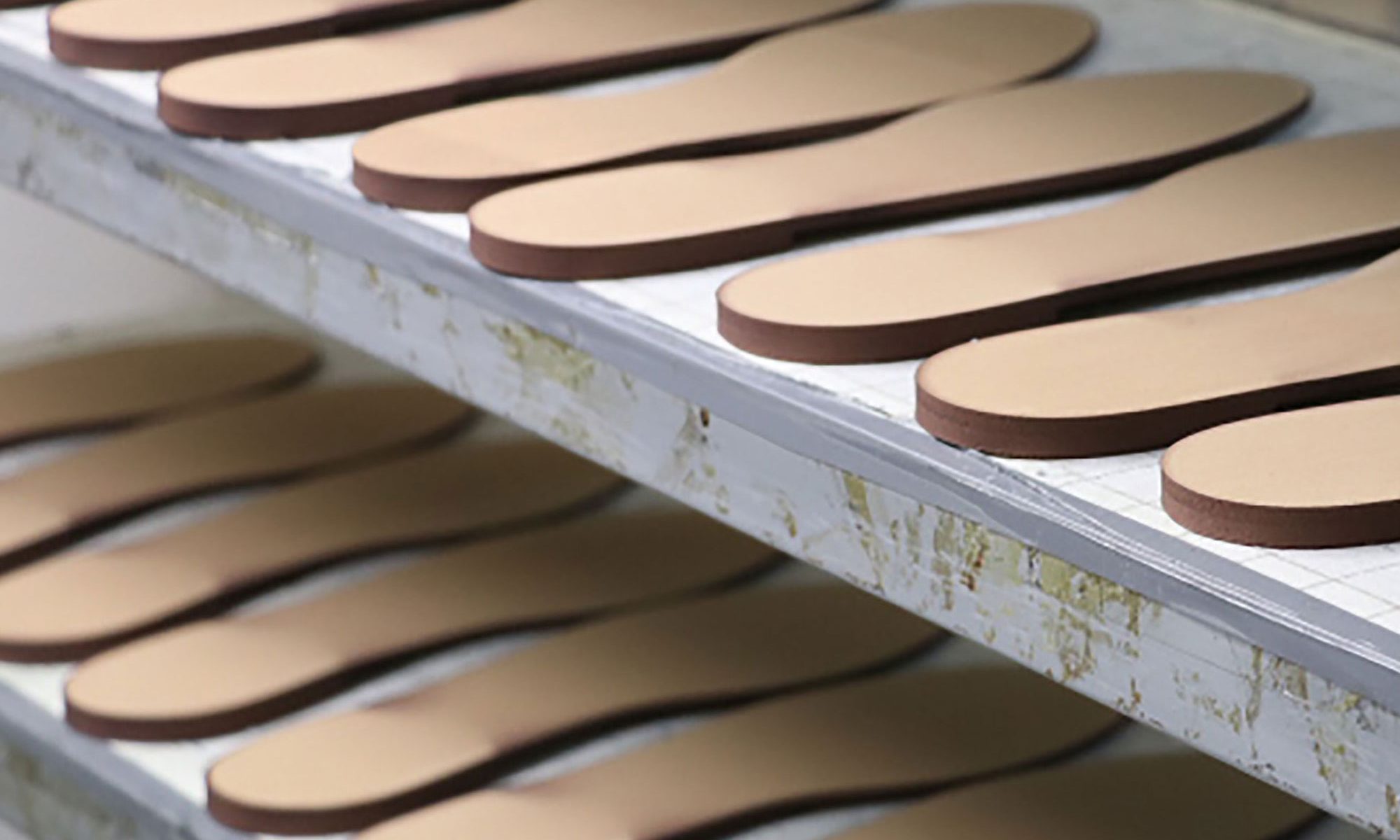 整然と並んだ加工前の靴の中敷き